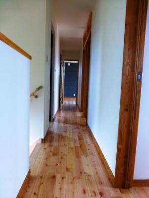 やさしい印象の無垢サクラの床