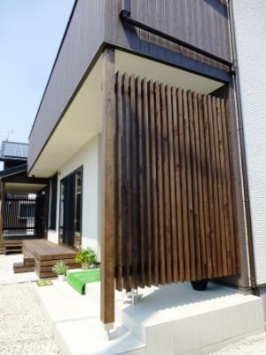 檜の縦格子で目隠し