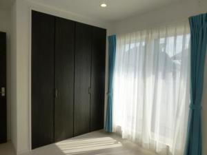 大きな窓で明るい室内