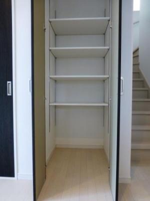 ☆階段横の可動棚収納