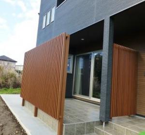 格子で目隠しされたテラス