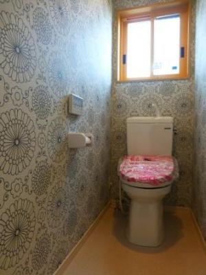 壁紙がすてきな２階トイレ