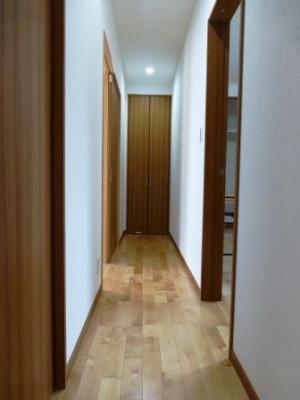 廊下奥に可動棚の収納