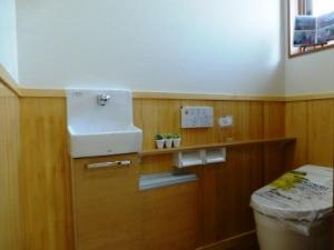 竹の腰板を貼ったトイレ