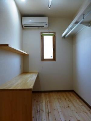 家事室に室内干しや作業台