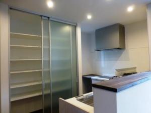 目隠しのあるキッチン収納