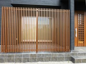 目隠し格子のあるテラス