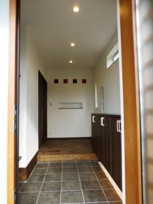 ガラスブロックやニッチのある玄関