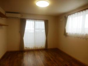 こちらの洋室の床はアカシアです