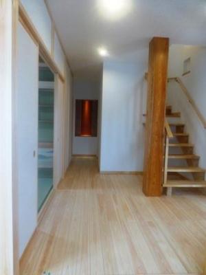 階段横には家族を見守る欅の大黒柱