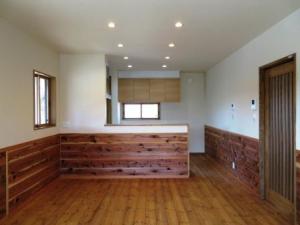 LDKも腰壁仕上げです