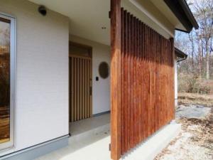 広々とした玄関ポーチ