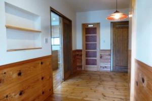 玄関ホールは杉板の腰壁仕上げでやさしい木の香り