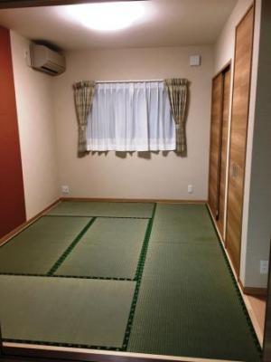 壁紙を貼り分けた和室