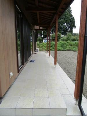 屋根のある広々テラスでBBQも！