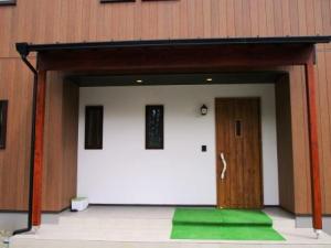 玄関塗り壁にご家族の手形があります