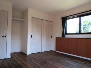 小物が置けるヘッドボードのある寝室