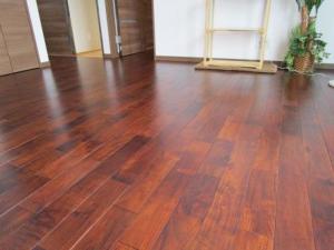 味わい深いアカシアフロアー