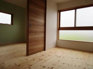 室内干しのできる２階ホールは大きな窓♪