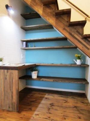 階段下の手づくり本棚とカウンター