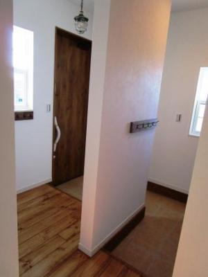 ２方向動線の玄関-お客様用と家族用を分けられます！