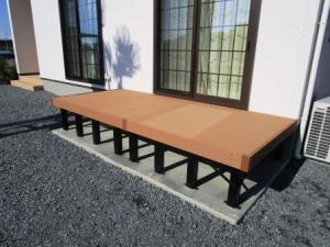 リビングから続くウッドデッキ