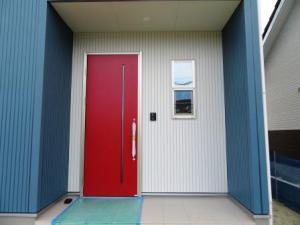 赤い玄関ドアがアクセントになっています