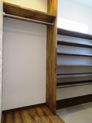 可動棚の玄関収納とコート掛け