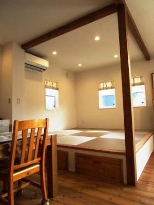 畳に腰掛けたり、ごろんとできる小上がり和室
