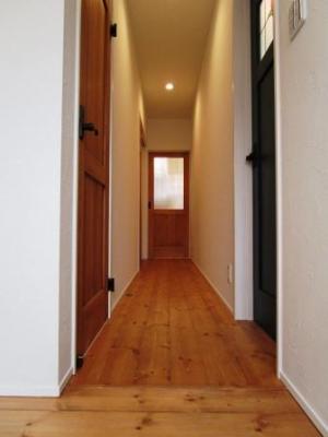 床は素足に心地よい無垢のパイン材