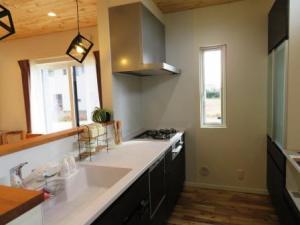 大容量食器棚のあるキッチン