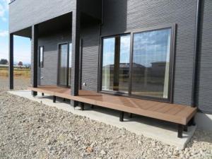 南に面したLDKから出られるウッドデッキ