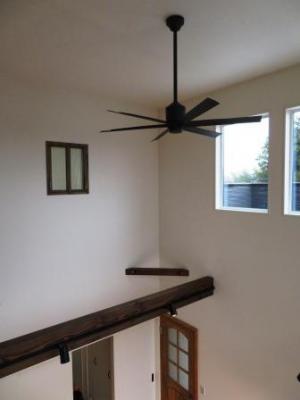 リビング吹抜けにつながる手づくりの小窓♪