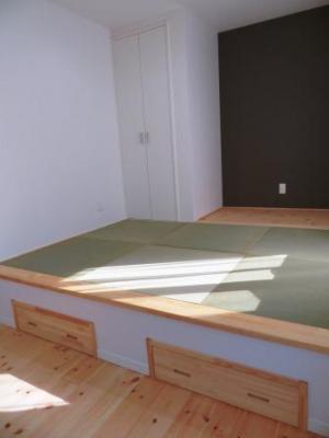 小上がりの和室には収納